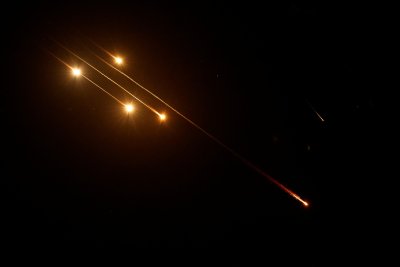 Иран засилва офанзивата: Нова вълна ракети поразява Израел на фона на четвърти ден на конфликта