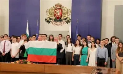 Националният флаг бе връчен от Желязков на българските отбори по природни науки