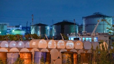 Цените на петрола скачат след удари на САЩ по Иран и заплахи за затваряне на Ормузкия проток