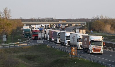 Горещините спират камионите над 20 тона в 14 области: Ограничения до 27 юни