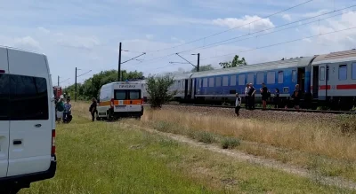 Избухна пожар в локомотив на бърз влак край Стара Загора, пътниците са евакуирани (ВИДЕО)