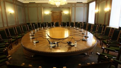 Здравната комисия обсъжда минимални изисквания за заплатите в болниците на извънредно заседание