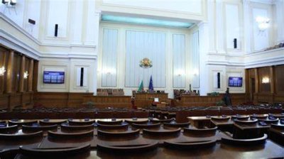  Почивка в НС заради скандал между депутати от ПП-ДБ и "Възраждане"