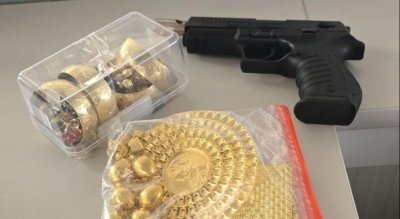 Митнически служители откриха газов пистолет и златни изделия в лекотоварен автомобил на Калотина