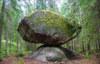 Чудо на природата: Огромен камък във Финландия е перфектно балансиран вече повече от 10 000 години