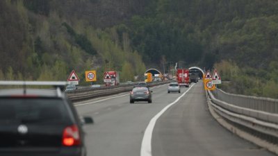 Гаранционен ремонт ограничава движението на АМ &bdquo;Струма&ldquo; в посока София