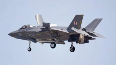 Израелските ВВС нанасят удари по военни обекти в западен Иран