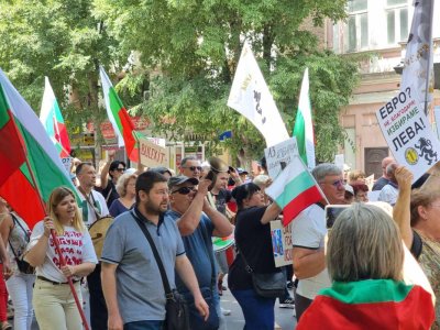 &bdquo;Възраждане&ldquo; отново на улицата: Шести протест срещу еврото във Варна
