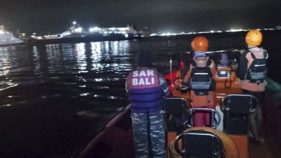 Загинали и десетки изчезнали след потъването на ферибот край Бали (ВИДЕО)