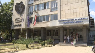 Два протеста пред &bdquo;Майчин дом&ldquo;: Подкрепа за родилката и обвинената лекарка