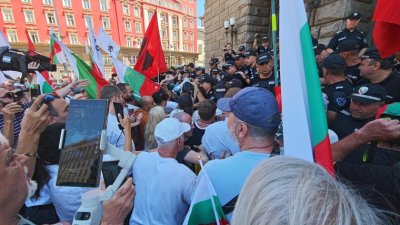 Протестът на &bdquo;Възраждане&ldquo; срещу еврото излезе от контрол &ndash; напрежението ескалира до сблъсъци и повален полицай