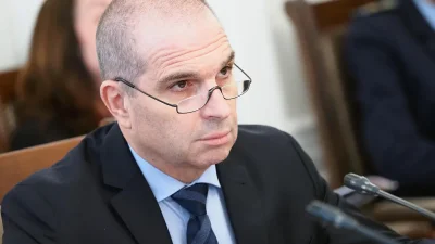 Караджов и шефовете на БДЖ тръгват по влаковете след оплаквания от пътници
