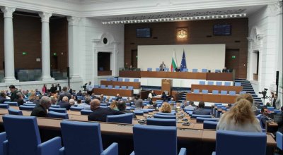Парламентът прие на първо четене промени, с които спира ръстът на студентските такси