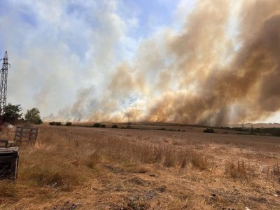 Голям пожар край село Маринка блокира пътя Бургас&ndash;Малко Търново