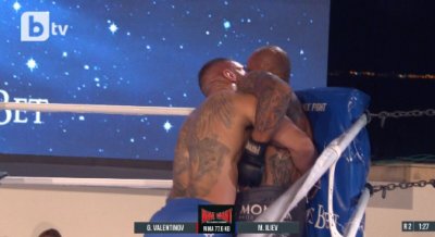 Скандал на MAX FIGHT 62: Георги Валентинов отхапа част от ухото на съперника си (ВИДЕО)