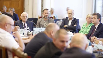 Спор за заплатите на младите лекари: Комисията одобри три законопроекта, но напрежението остава