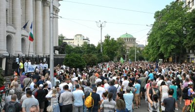 Протестиращи блокираха центъра на София с искане за оставката на Сарафов (СНИМКИ)