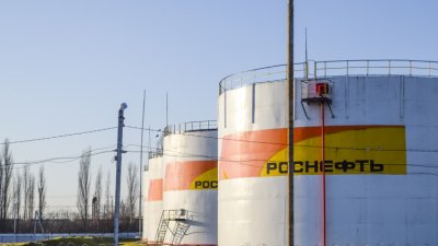 Тръмп има планове да наложи 100% мита на страните, които купуват руски петрол