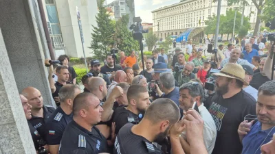 Напрежение пред сградата на КПК: Протестиращи бяха блокирани от полицията (СНИМКИ)
