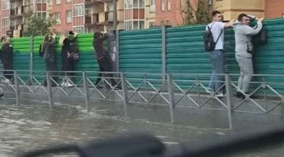 Тропически порой парализира Москва и околностите (ВИДЕО)