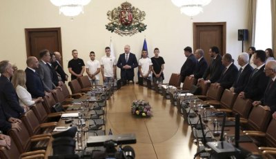 Младежи, помогнали при пожара в Сунгурларе, бяха поздравени от премиера Желязков