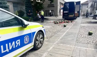Жена с бус, пълен с дини, разби бариерата на Общината в Казанлък и започна да хвърля плодовете