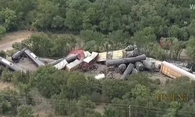 Влак, превозващ потенциално опасен товар, дерайлира в САЩ (ВИДЕО)
