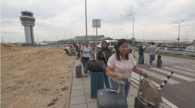 Пеша до Терминал 2: Ремонт остави пътниците без автомобилен достъп до Летище София (СНИМКИ)