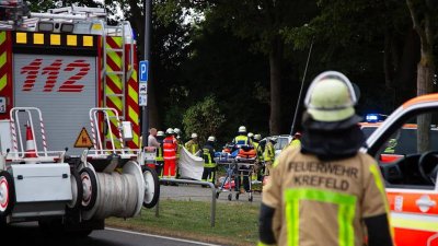 В Крефелд кола се блъсна в тълпа &mdash; двама души загинаха