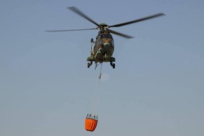 Хеликоптер и военни се включиха в битката с пожара край Българово