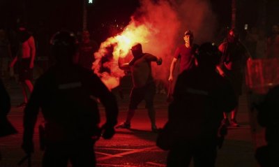 Ескалация на антиправителствените протести в Сърбия: подпалени офиси и сблъсъци с полицията