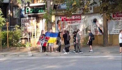 Украински тийнейджъри разгърнаха знамето на Третия райх до украинското по време на тържествата за независимост на страната (ВИДЕО)