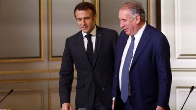 Макрон застана твърдо зад премиера Франсоа Байру преди вота на доверие