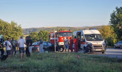 Трагедия край Исперих: Жена загина при сблъсък между микробус и лек автомобил (СНИМКИ)