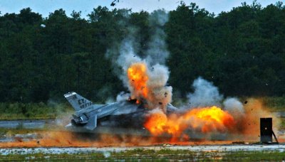 Пилот загина при катастрофа на F-16 по време на демонстрация в Полша (ВИДЕО)