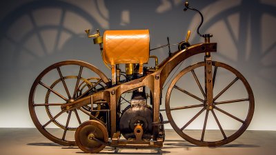 На днешния ден през 1885 г. Даймлер патентова първия мотоциклет в света
