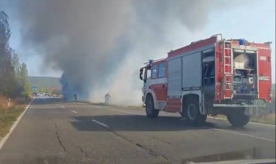 Туристи в паника: Румънски автобус избухна в пламъци на пътя Варна - Бургас (СНИМКА)