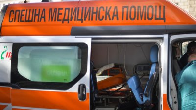 Агресия в Бургас: пиян мъж нападна шофьори на линейки с пистолет и метална тръба