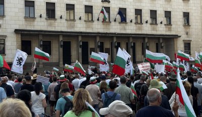 &bdquo;Възраждане&ldquo; с национален протест в София и призив за ново събиране в четвъртък (СНИМКИ+ВИДЕО)