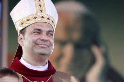 Гей оргия, буря над полската църква