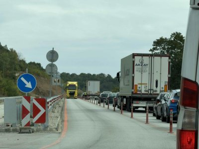 Аварирал тир затруднява движението по пътя Мездра-Ботевград (СНИМКИ)