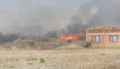 Къщи и коли изгоряха при голям пожар в Свиленград (СНИМКИ)