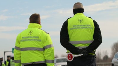 Арестуваха служители на ДАИ, поискали подкуп от шофьорите на Роби Уилямс