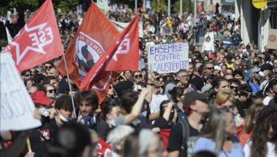 Хаос във Франция: Масови протести срещу бюджетните реформи и сблъсъци с полицията (ВИДЕА)