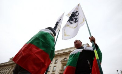 Протест срещу еврото и оставката на правителството пред парламента в София