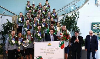 Националният отбор по волейбол се завърна в София след сребърните медали на Световното първенство (ВИДЕО)
