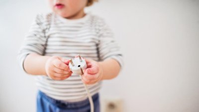 Дете e с опасност за живота след токов удар