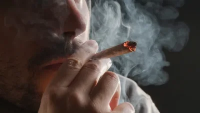 Бебе в Атина прието в болница след вдишване на дим от марихуана, пушена от бащата