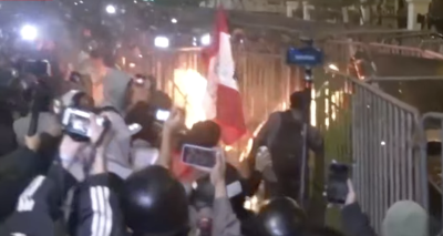 Полицейски сблъсъци в Перу: Разпръснати са протестиращи пред Конгреса в Лима (ВИДЕО)