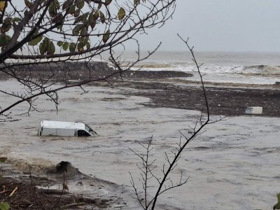 Бедственото положение остава в сила в Несебър и Царево